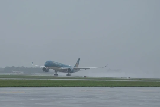 Đóng cửa 5 sân bay tránh bão Kalmaegi từ chiều nay