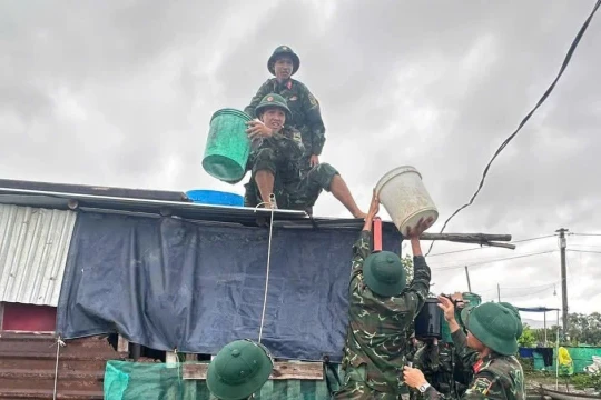 Bộ đội dầm mưa giúp dân đến nơi an toàn trước khi bão Kalmaegi đổ bộ