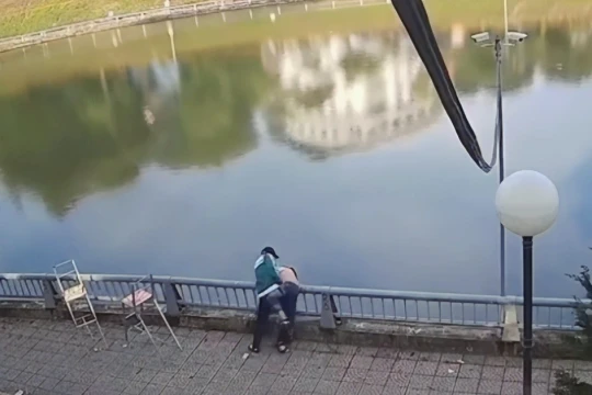 Nam sinh lớp 8 đâm bạn rồi đẩy xuống hồ chưa đủ tuổi chịu trách nhiệm hình sự