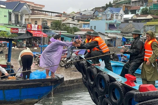 Bộ đội biên phòng dùng ca nô cao tốc đưa bệnh nhi từ đảo vào đất liền cấp cứu