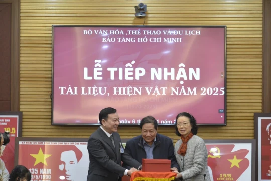 Tiếp nhận nhiều tài liệu, hiện vật quý về Chủ tịch Hồ Chí Minh