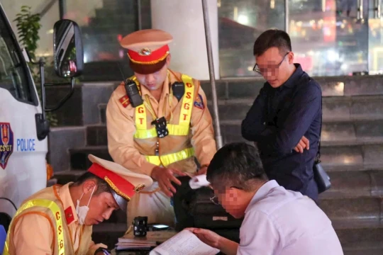 Hà Nội xử lý gần 200 lái xe 'dính' cồn ngay trong đêm ra quân