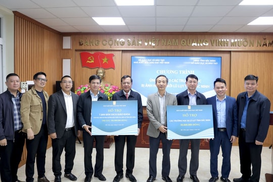 Nhà xuất bản Giáo dục Việt Nam ủng hộ các trường học bị ảnh hưởng bởi lũ lụt