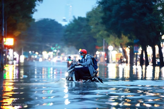 Nhiều trường ở TP HCM cho học sinh về sớm tránh triều cường