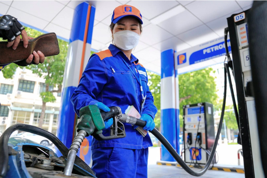 Giá xăng quay đầu giảm, dầu diesel tiếp tục tăng