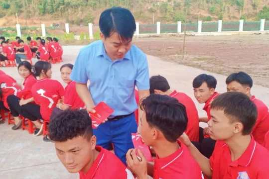 Thầy giáo vùng cao gieo khát vọng học tập cho học trò dân tộc thiểu số