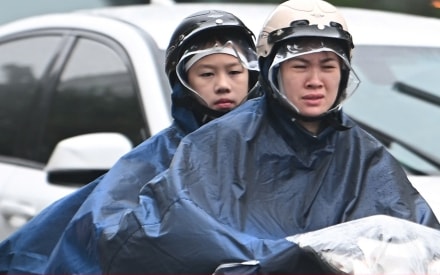 Hà Nội mờ sương, đặc bụi, người dân khổ sở đi làm