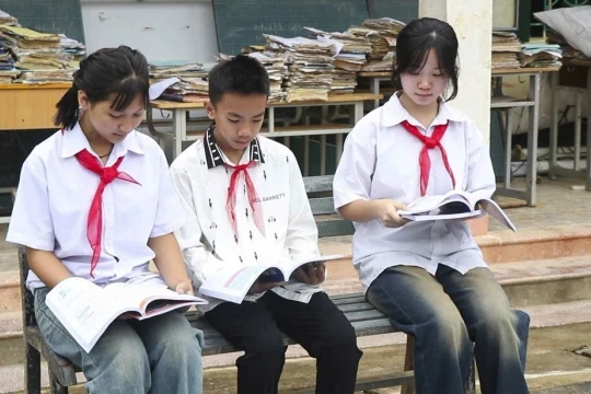 Nhà xuất bản Giáo dục VN cam kết đồng hành cùng học sinh và các trường vùng bão lũ