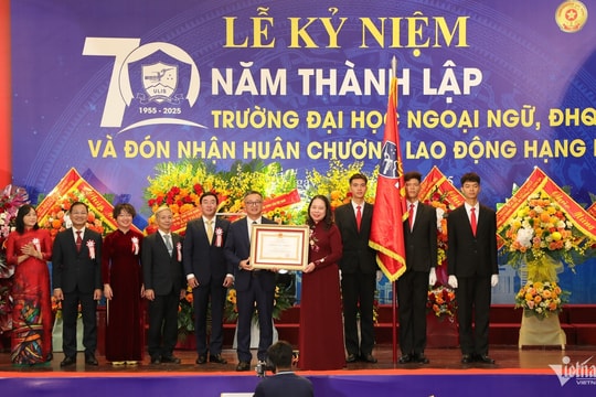 Trường Đại học Ngoại ngữ - ĐHQGHN nhận Huân chương Lao động hạng Nhất