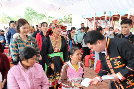 Bí thư Tỉnh ủy Bắc Ninh chung vui ngày hội đại đoàn kết với người dân vùng cao