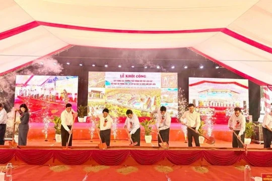 Phó Thủ tướng Nguyễn Chí Dũng dự Lễ khởi công trường học biên giới Tuyên Quang