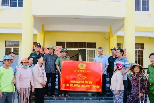 Bộ Công an hỗ trợ người dân Đắk Lắk khắc phục sau bão Kalmaegi