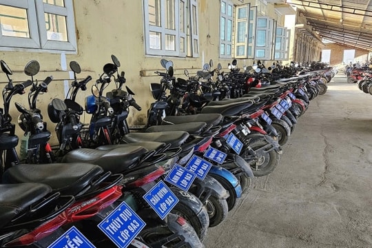 Hàng trăm học sinh gắn biển tên lên xe đạp điện