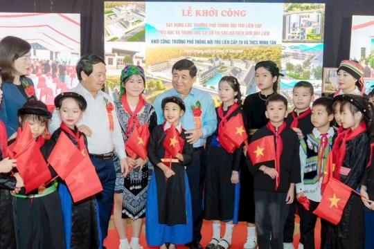 'Bức tường thành tri thức' trong đột phá, phát triển giáo dục vùng biên giới