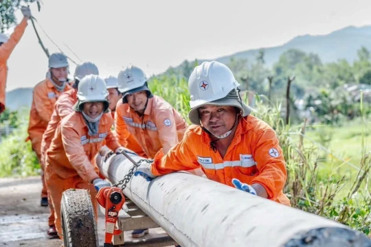 Hơn 1,4 triệu khách hàng ở miền Trung - Tây Nguyên có điện trở lại sau bão số 13