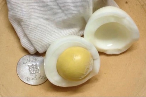 Mùa mưa bão dễ ốm sốt, có nên "đánh cảm" bằng lăn trứng gà, dây bạc?