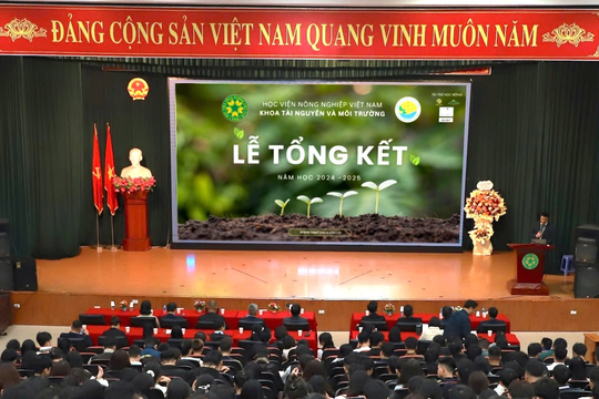 Lễ Tổng kết năm học 2024-2025 Khoa Tài nguyên và Môi trường: Nhìn lại một chặng đường, tôn vinh và tiếp bước.