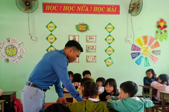 Những bước chân lặng lẽ của thầy giáo người Cor