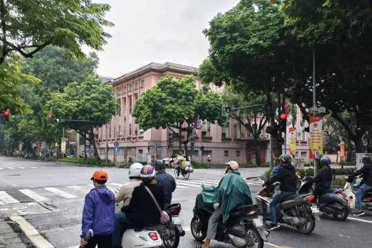 Tài xế dừng đèn đỏ, tay sử dụng điện thoại di động có bị xử phạt?