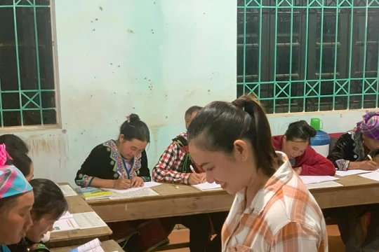 Hành trình xóa mù chữ ở Lao Tỷ Phùng