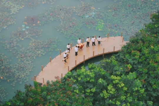 Sinh viên hoà tấu 7 nhạc cụ truyền thống tri ân thầy cô dịp 20/11