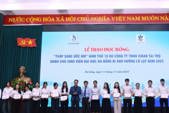 Trao học bổng cho 100 sinh viên Đại học Đà Nẵng có gia đình bị ảnh hưởng bởi bão lũ
