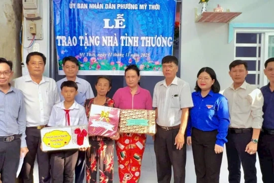 An Giang trao tặng 2 căn nhà tình thương cho học sinh có hoàn cảnh khó khăn