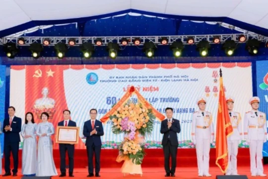 Trường Cao đẳng Điện tử - Điện lạnh Hà Nội nhận Huân chương Lao động hạng Ba