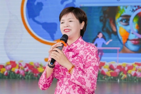 Thầy cô giáo ‘nhàn’ hơn khi bỏ bắt lỗi bằng chào đón học trò