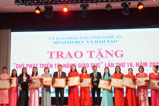 Sở GD&ĐT Nghệ An trao tặng “Quỹ phát triển tài năng giáo dục” năm 2025