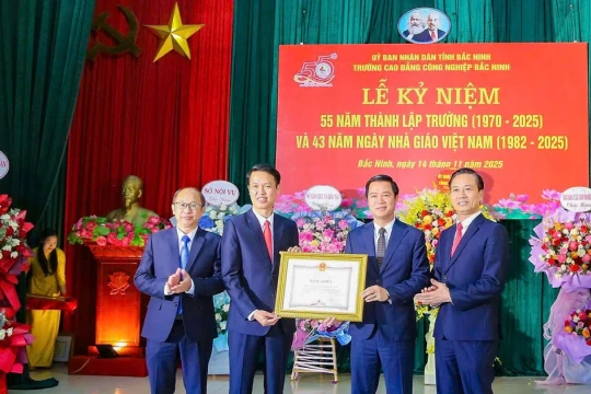 Trường Cao đẳng Công nghiệp Bắc Ninh nhận Bằng khen của Bộ trưởng Bộ GD&ĐT