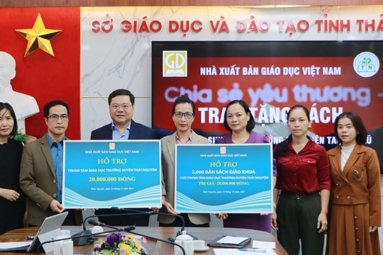 Nhà xuất bản Giáo dục Việt Nam trao tặng gần 35.000 bản sách giáo khoa tới học sinh vùng lũ