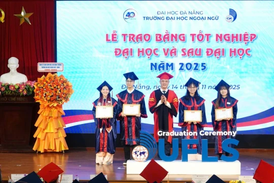 Trường Đại học Ngoại ngữ Đà Nẵng trao bằng tốt nghiệp năm 2025