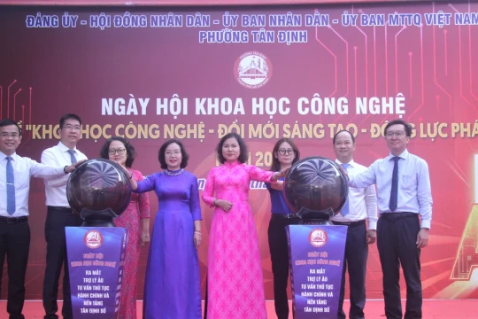 Học sinh hào hứng trải nghiệm AI, robot, STEM tại ngày hội khoa học công nghệ