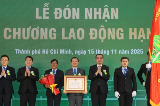 Trường Đại học Nông Lâm TPHCM đón nhận Huân chương Lao động hạng Nhì