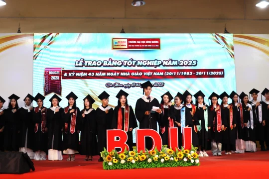 Trường ĐH Bình Dương phân hiệu Cà Mau trao bằng tốt nghiệp cho 324 HV, SV