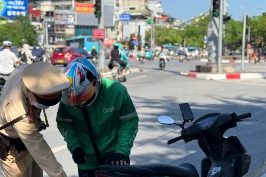 Gần 400 lái xe dùng điện thoại, che biển số khi tham gia giao thông