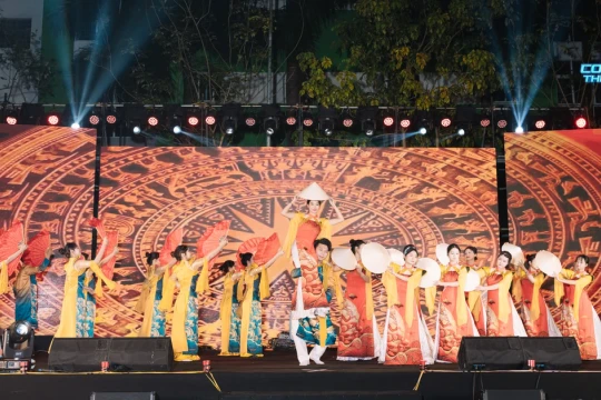 Sôi động Gala 'Sóng 15' chào tân sinh viên HUNRE