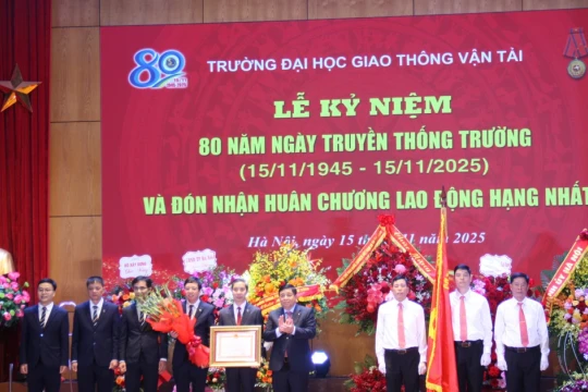 Trường Đại học Giao thông vận tải đón nhận Huân chương Lao động hạng Nhất