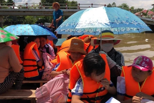 Học sinh miền Tây 'vượt nước nổi' đến trường