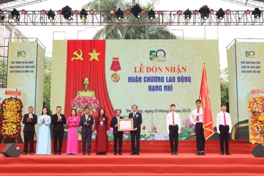 Trường Đại học Sư phạm Đà Nẵng đón nhận Huân chương Lao động hạng Nhì