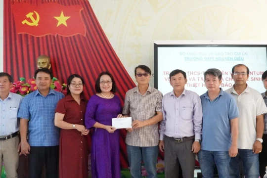 Những món quà gửi về trường học vùng bão