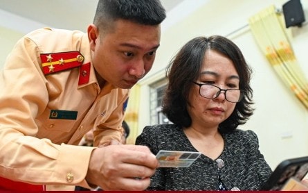 Công an Hà Nội tới từng khu phố hỗ trợ người dân làm sạch dữ liệu đăng ký xe