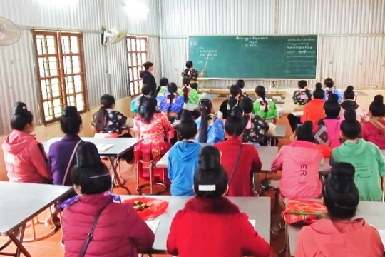 Xã Huổi Một mở lớp học dạy chữ cho người dân tộc thiểu số