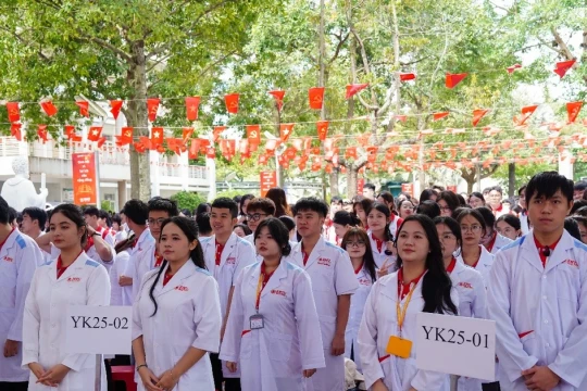 Khoác áo blouse chinh phục giới hạn