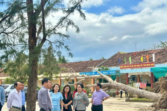 Sở GD&ĐT Đắk Lắk thăm hỏi, động viên thầy cô vùng lũ dịp 20/11