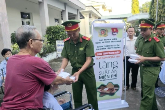 Công an An Giang và nhóm thiện nguyện tặng suất ăn miễn phí cho bệnh nhân nghèo