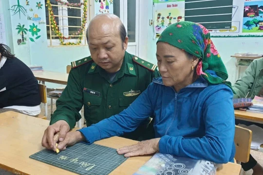 'Thầy giáo quân hàm xanh' nỗ lực thắp sáng con chữ ở Piêng Vai