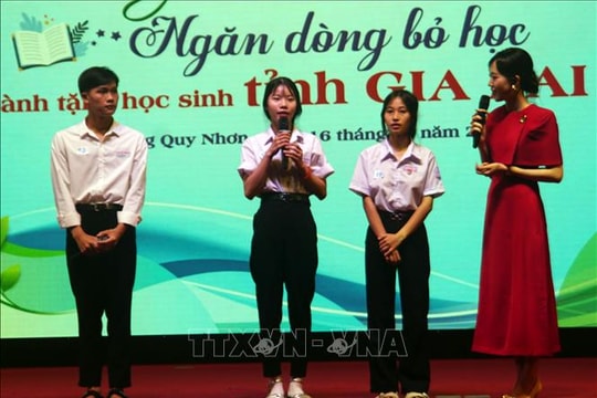 Trao học bổng cho học sinh hoàn cảnh khó khăn tỉnh Gia Lai