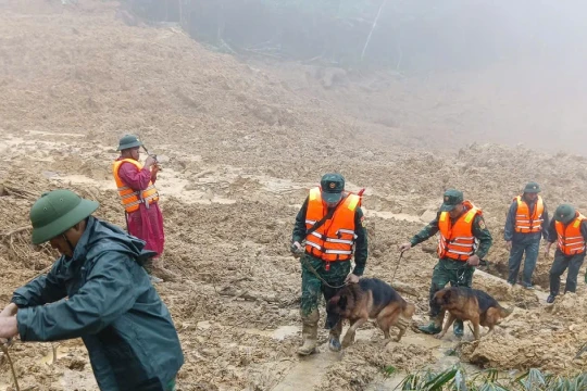 Hàng trăm Bộ đội dầm mưa tìm 3 người mất tích do sạt lở núi Đà Nẵng